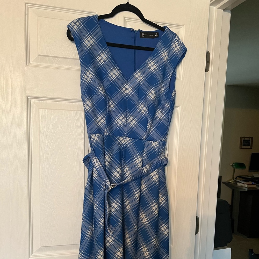 Blue and white belted dress. Size small. Length is below the knee